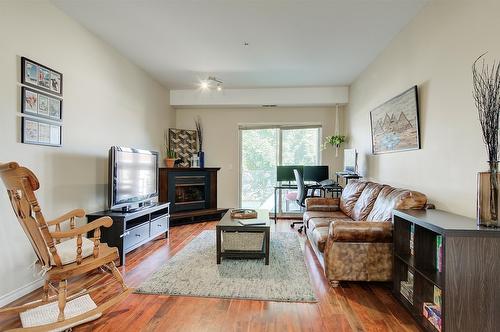 306-1007 Harvey Avenue, Kelowna, BC - Indoor Photo Showing Living Room With Fireplace