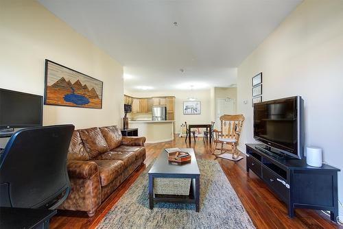 306-1007 Harvey Avenue, Kelowna, BC - Indoor Photo Showing Living Room