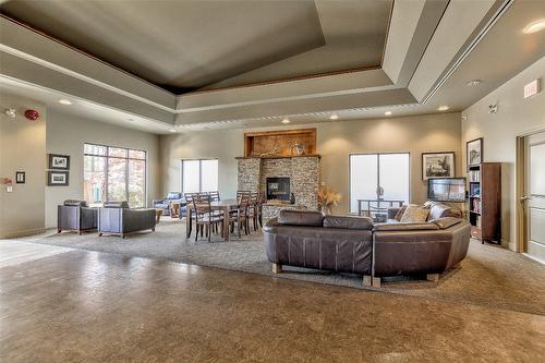 310-580 Sarsons Road, Kelowna, BC - Indoor Photo Showing Living Room With Fireplace