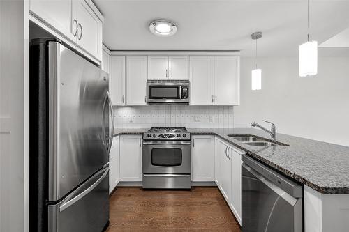 310-580 Sarsons Road, Kelowna, BC - Indoor Photo Showing Kitchen With Stainless Steel Kitchen With Double Sink With Upgraded Kitchen