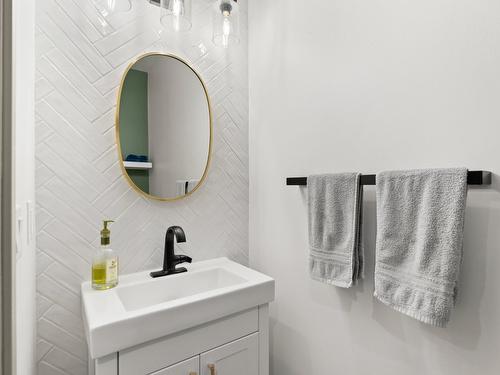 385-665 Cook Road, Kelowna, BC - Indoor Photo Showing Bathroom