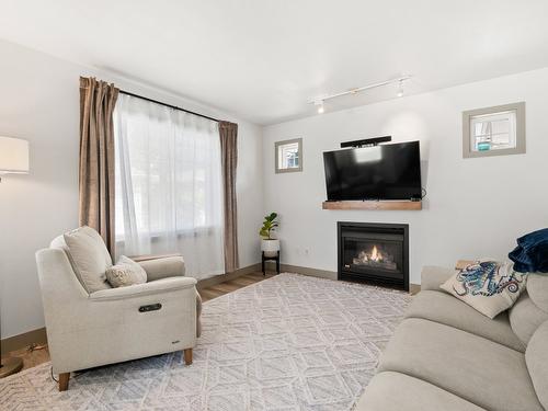 385-665 Cook Road, Kelowna, BC - Indoor Photo Showing Living Room With Fireplace