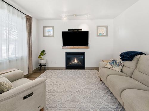 385-665 Cook Road, Kelowna, BC - Indoor Photo Showing Living Room With Fireplace