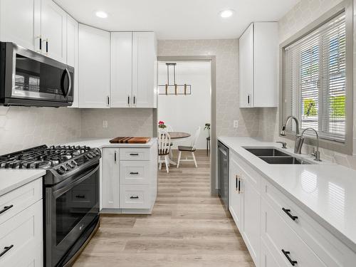 385-665 Cook Road, Kelowna, BC - Indoor Photo Showing Kitchen With Double Sink With Upgraded Kitchen