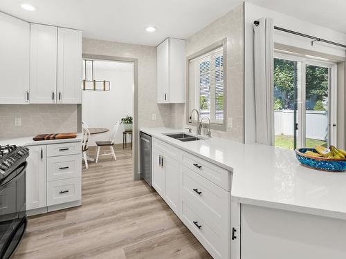 385-665 Cook Road, Kelowna, BC - Indoor Photo Showing Kitchen With Double Sink