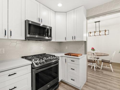 385-665 Cook Road, Kelowna, BC - Indoor Photo Showing Kitchen With Upgraded Kitchen