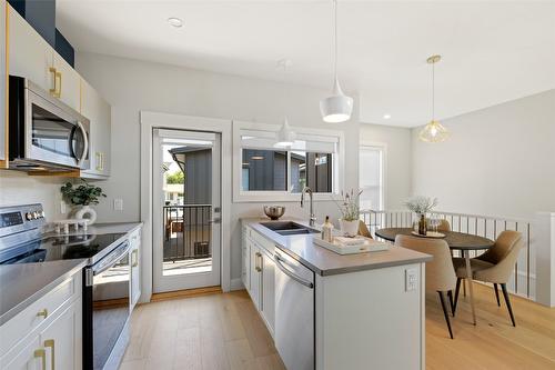 1-726 Coopland Crescent, Kelowna, BC - Indoor Photo Showing Kitchen With Double Sink With Upgraded Kitchen