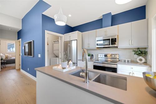 1-726 Coopland Crescent, Kelowna, BC - Indoor Photo Showing Kitchen With Stainless Steel Kitchen