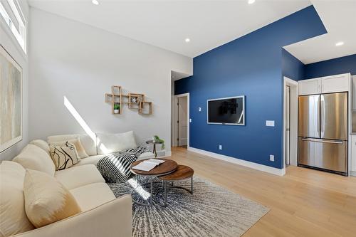 1-726 Coopland Crescent, Kelowna, BC - Indoor Photo Showing Living Room