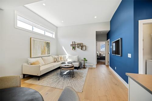 1-726 Coopland Crescent, Kelowna, BC - Indoor Photo Showing Living Room