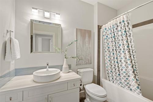 1-726 Coopland Crescent, Kelowna, BC - Indoor Photo Showing Bathroom