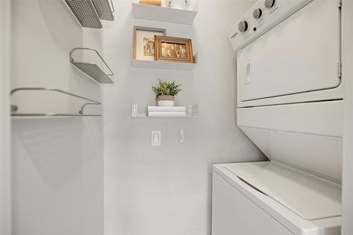 1-726 Coopland Crescent, Kelowna, BC - Indoor Photo Showing Laundry Room