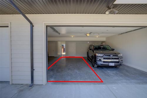 1-726 Coopland Crescent, Kelowna, BC - Indoor Photo Showing Garage