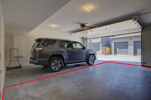 1-726 Coopland Crescent, Kelowna, BC - Indoor Photo Showing Garage