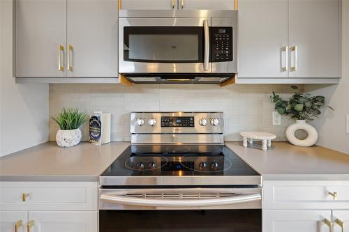 1-726 Coopland Crescent, Kelowna, BC - Indoor Photo Showing Kitchen