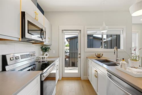 1-726 Coopland Crescent, Kelowna, BC - Indoor Photo Showing Kitchen With Double Sink