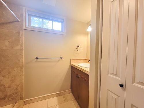 3302 20A Street, Vernon, BC - Indoor Photo Showing Bathroom