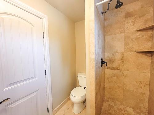 3302 20A Street, Vernon, BC - Indoor Photo Showing Bathroom