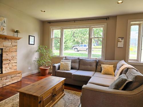 3302 20A Street, Vernon, BC - Indoor Photo Showing Living Room With Fireplace