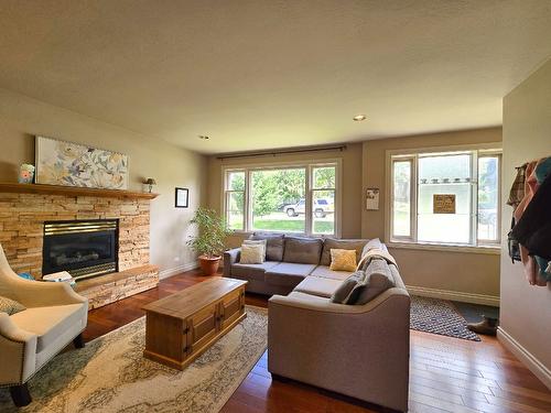 3302 20A Street, Vernon, BC - Indoor Photo Showing Living Room With Fireplace