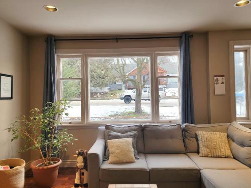 3302 20A Street, Vernon, BC - Indoor Photo Showing Living Room