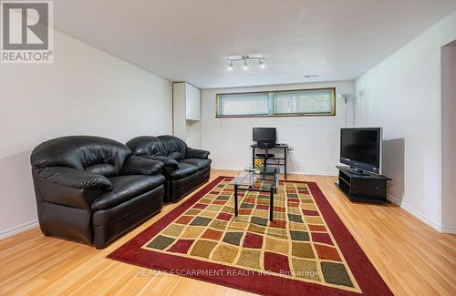 15 Gailong Court, Toronto, ON - Indoor Photo Showing Living Room