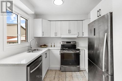 32 - 1430 Jalna Boulevard, London, ON - Indoor Photo Showing Kitchen With Stainless Steel Kitchen With Double Sink