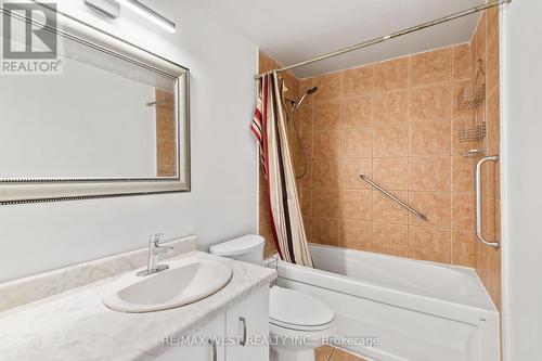 32 - 1430 Jalna Boulevard, London, ON - Indoor Photo Showing Bathroom