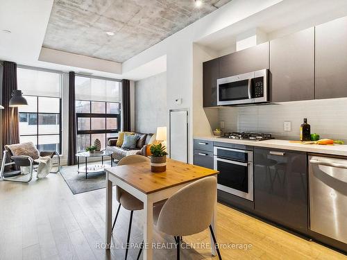 404-608 Richmond St W, Toronto, ON - Indoor Photo Showing Kitchen With Upgraded Kitchen