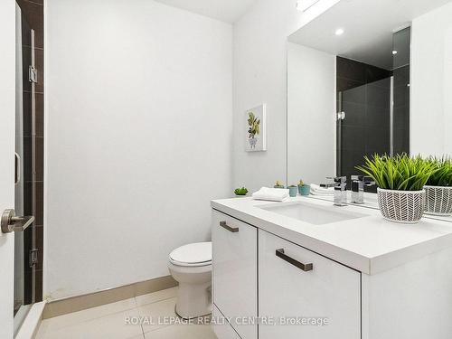 404-608 Richmond St W, Toronto, ON - Indoor Photo Showing Bathroom