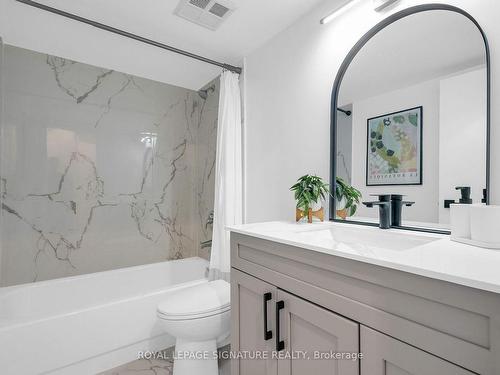 601-25 Grenville St, Toronto, ON - Indoor Photo Showing Bathroom