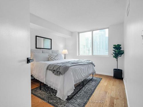 601-25 Grenville St, Toronto, ON - Indoor Photo Showing Bedroom