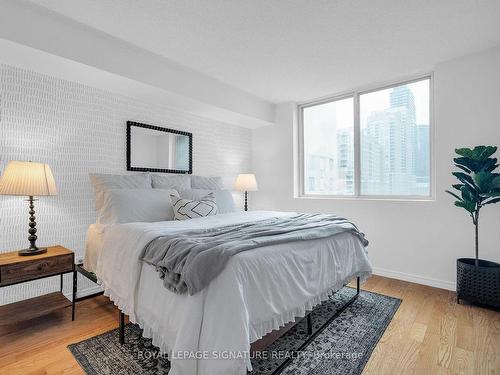 601-25 Grenville St, Toronto, ON - Indoor Photo Showing Bedroom