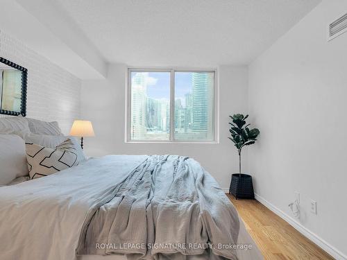 601-25 Grenville St, Toronto, ON - Indoor Photo Showing Bedroom