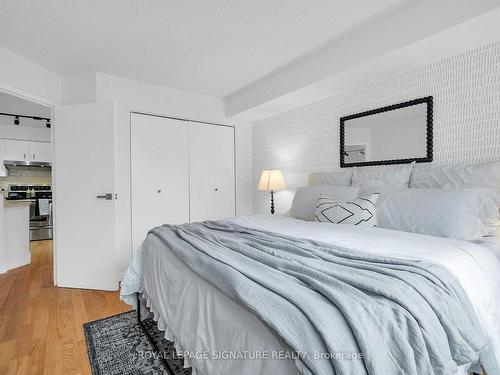 601-25 Grenville St, Toronto, ON - Indoor Photo Showing Bedroom