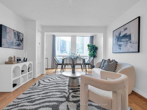 601-25 Grenville St, Toronto, ON - Indoor Photo Showing Dining Room