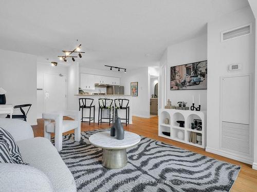 601-25 Grenville St, Toronto, ON - Indoor Photo Showing Living Room