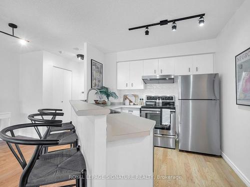 601-25 Grenville St, Toronto, ON - Indoor Photo Showing Kitchen