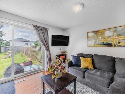 131 Black Cherry Cres, Barrie, ON - Indoor Photo Showing Living Room