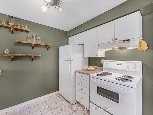 131 Black Cherry Cres, Barrie, ON - Indoor Photo Showing Kitchen