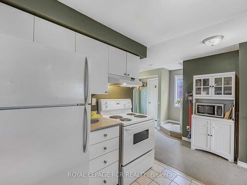 131 Black Cherry Cres, Barrie, ON - Indoor Photo Showing Kitchen