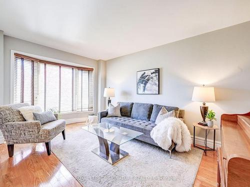 4476 Sawmill Valley Dr, Mississauga, ON - Indoor Photo Showing Living Room