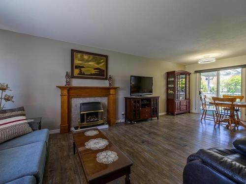 2280 Fleetwood Ave, Kamloops, BC - Indoor Photo Showing Living Room With Fireplace