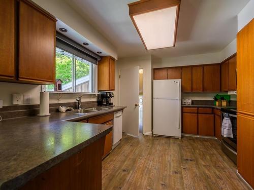 2280 Fleetwood Ave, Kamloops, BC - Indoor Photo Showing Kitchen With Double Sink