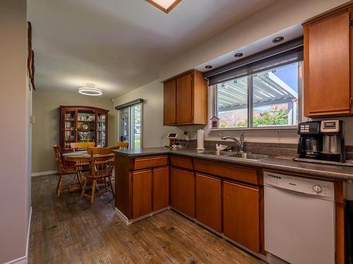 2280 Fleetwood Ave, Kamloops, BC - Indoor Photo Showing Kitchen With Double Sink