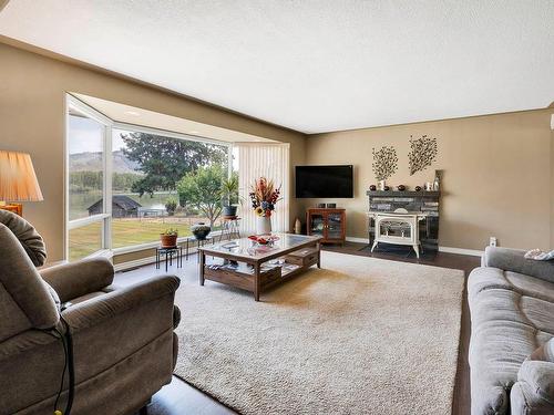 1975 Westsyde Rd, Kamloops, BC - Indoor Photo Showing Living Room