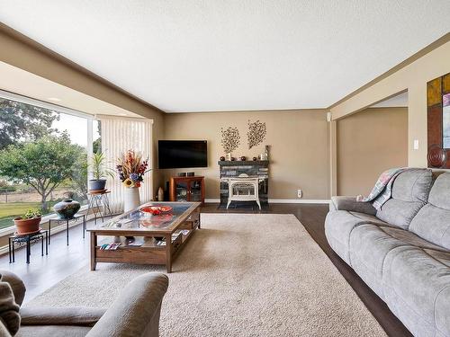 1975 Westsyde Rd, Kamloops, BC - Indoor Photo Showing Living Room