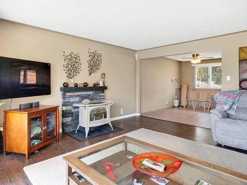 1975 Westsyde Rd, Kamloops, BC - Indoor Photo Showing Living Room