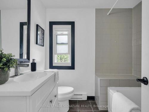 33 Riveredge Dr S, Georgina, ON - Indoor Photo Showing Bathroom