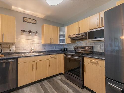 224-390 Island Hwy South, Campbell River, BC - Indoor Photo Showing Kitchen